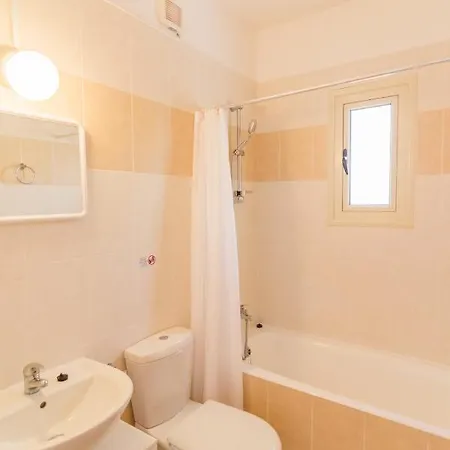 In Sleeps 6 Includes Swimming Pool Air Con And Wifi 2 9 페이야