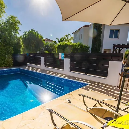 In Sleeps 6 Includes Swimming Pool Air Con And Wifi 2 9