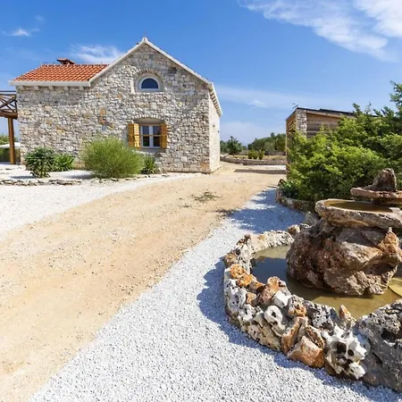In Sleeps 6 Includes Swimming Pool Air Con And Wifi 2 9 빌라 *