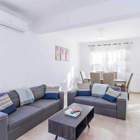 In Sleeps 6 Includes Swimming Pool Air Con And Wifi 2 9 Villa *