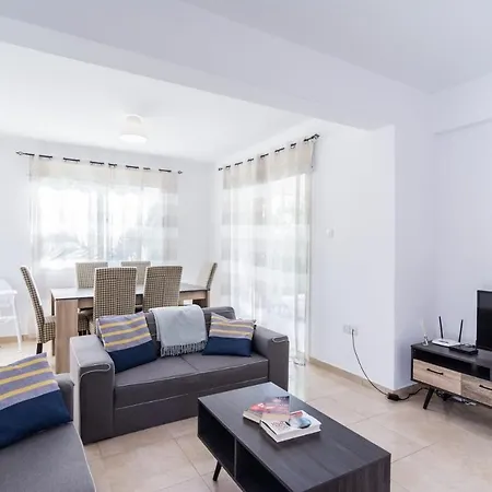 In Sleeps 6 Includes Swimming Pool Air Con And Wifi 2 9