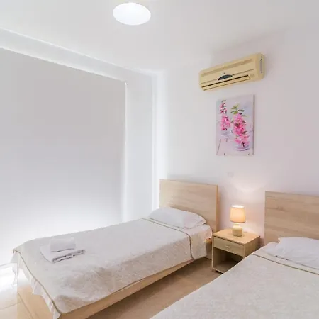 In Sleeps 6 Includes Swimming Pool Air Con And Wifi 2 9 Pégeia