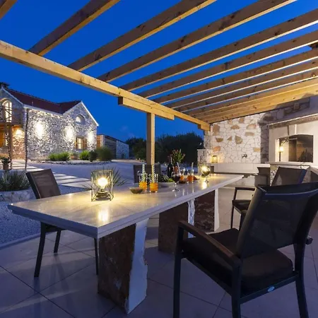 In Sleeps 6 Includes Swimming Pool Air Con And Wifi 2 9 Pégeia