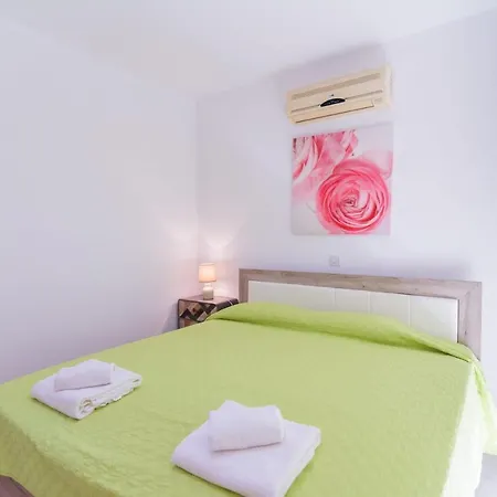 Villa In Sleeps 6 Includes Swimming Pool Air Con And Wifi 2 9 *