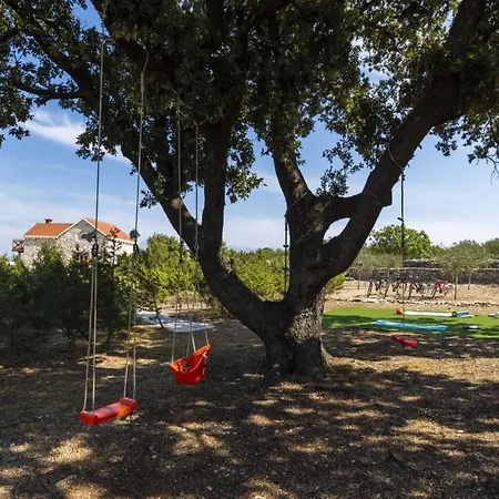 In Sleeps 6 Includes Swimming Pool Air Con And Wifi 2 9 * Peyia