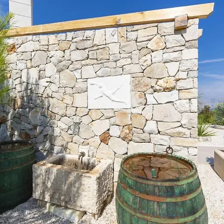 In Sleeps 6 Includes Swimming Pool Air Con And Wifi 2 9 Peyia