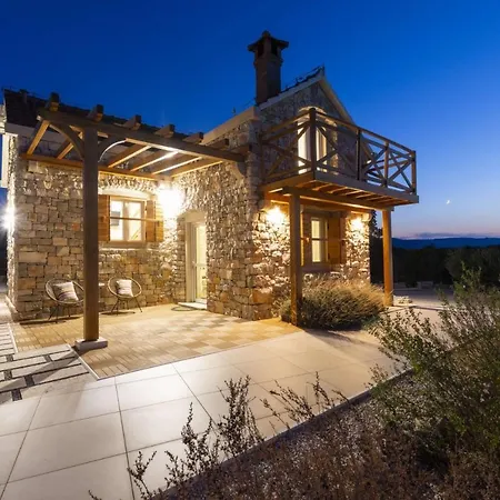 In Sleeps 6 Includes Swimming Pool Air Con And Wifi 2 9 Pégeia